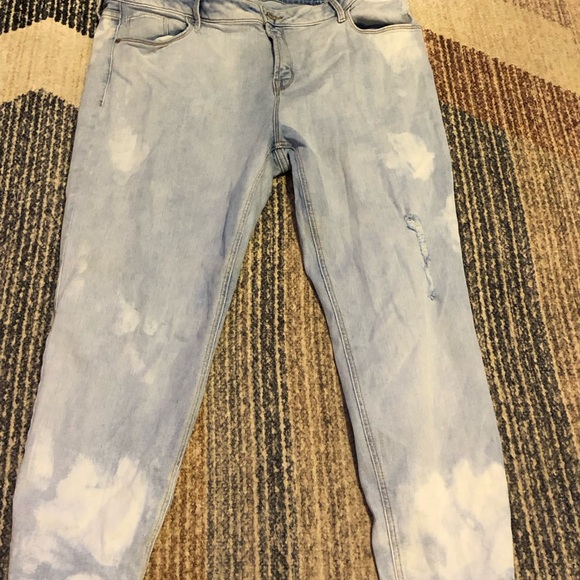 Old Navy Light Wash Jeans - Picture 2 of 6